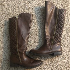 High knee brown boot that can dress up any outfit